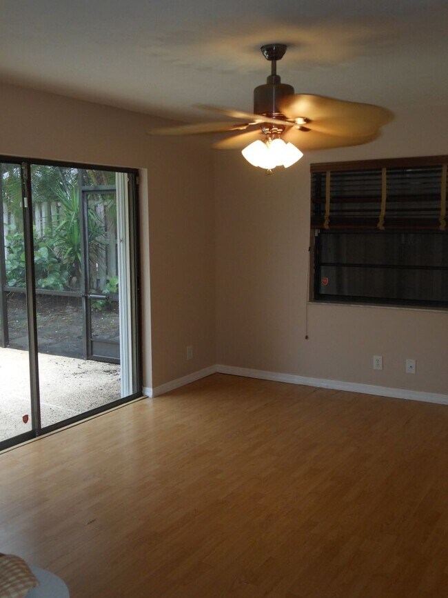 Building Photo - CHARMING 2 BEDROOM POOL HOME IN THE HEART OF JENSEN BEACH