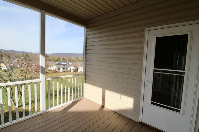 Building Photo - Large duplex with a screened in porch, gar...