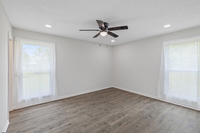 Building Photo - 3579 Oakwood Dr