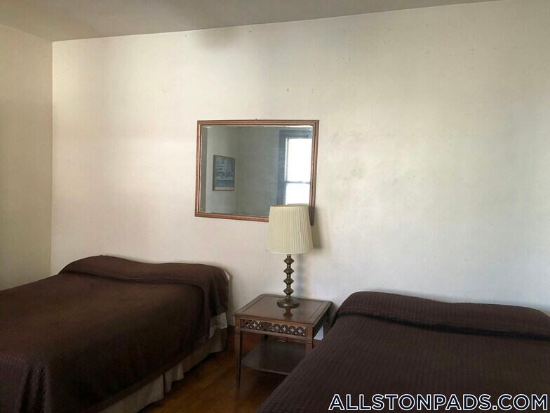 Building Photo - 36 Linden St