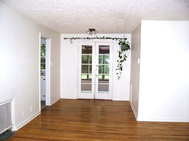 Building Photo - Cozy, Character-Filled Bungalow Close to It All