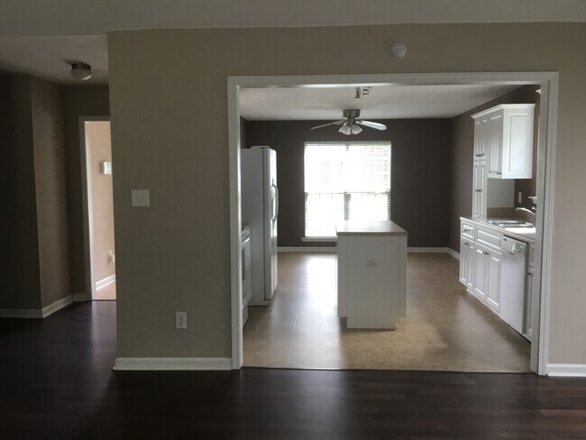 Building Photo - Private Back Yard - Walking Distance to Columbia Middle School & Grovetown High