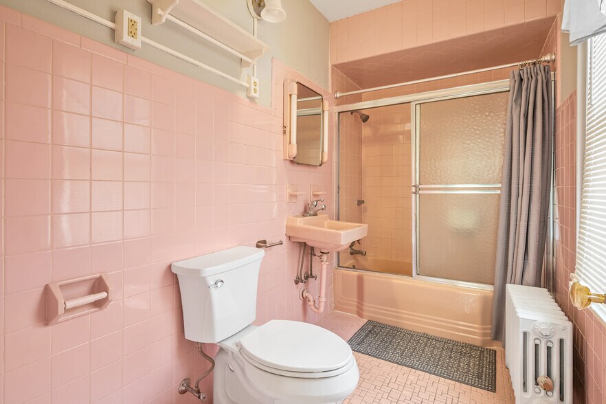 Full Bath - 64 Hudson Ave