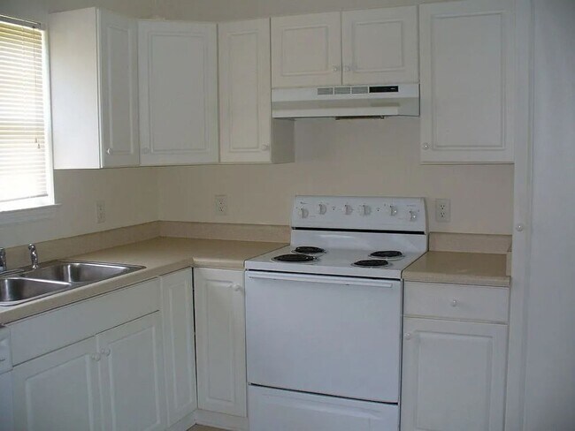 Building Photo - COMING SOON - 1 Bedroom House with Garage on Masonboro Loop