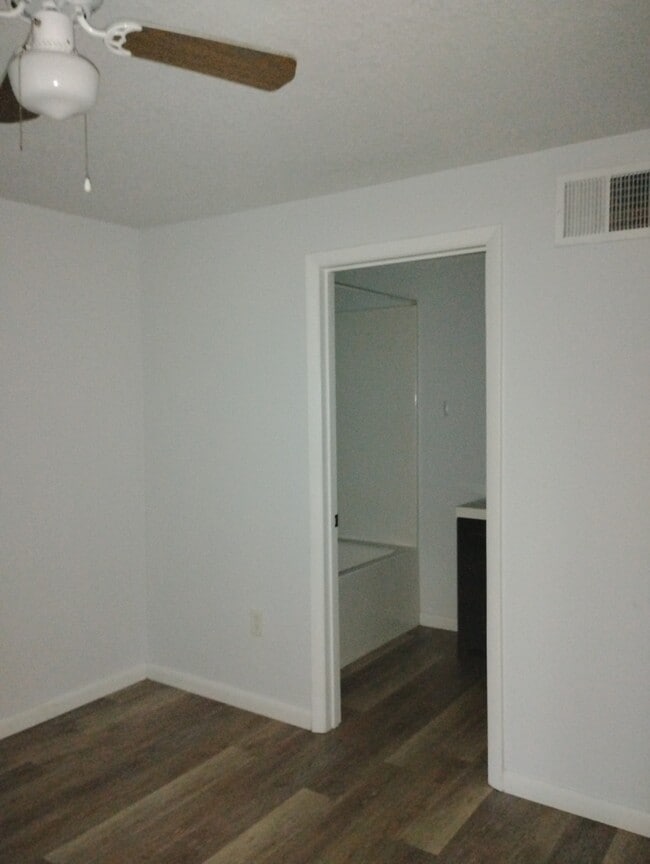 Building Photo - 2549 Grassy Point Dr