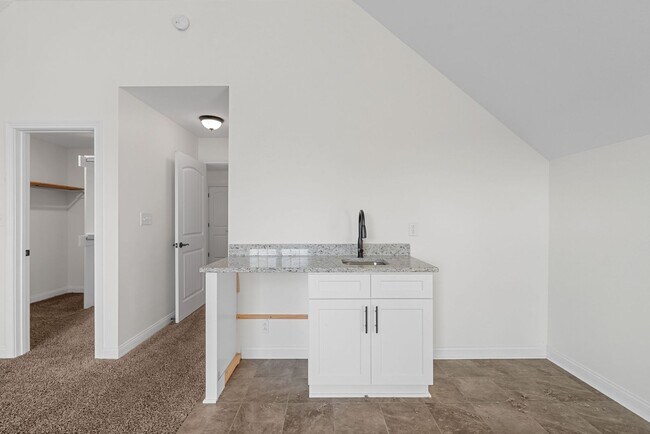 Building Photo - Pet Friendly Four Bedroom with Bonus!