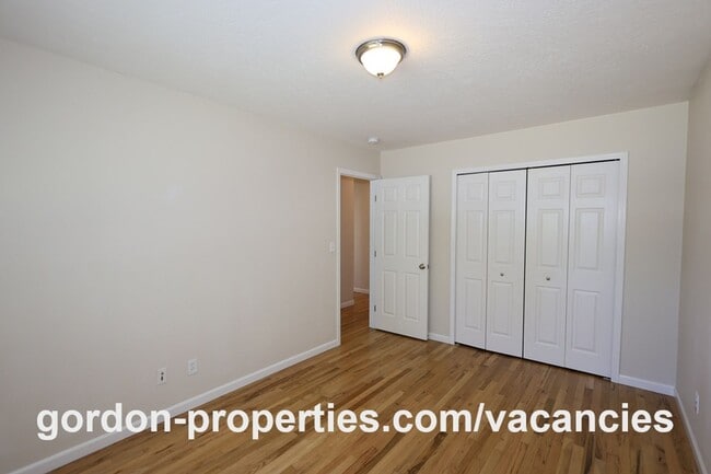Building Photo - 10851 SE Garrett Dr
