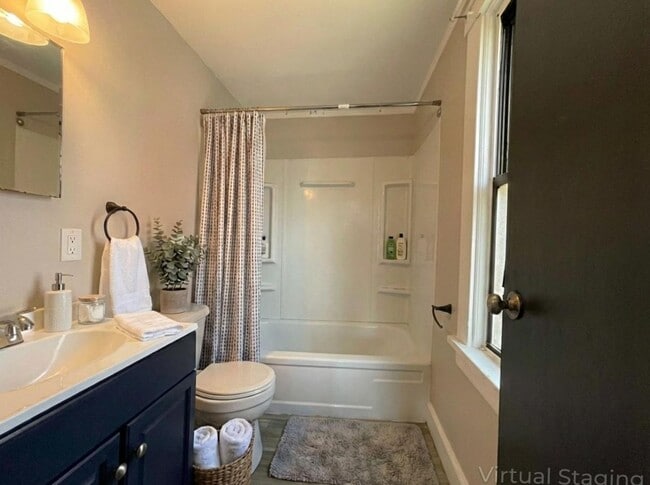 Building Photo - 2Bed/1Bath End Unit Townhouse in Clairton