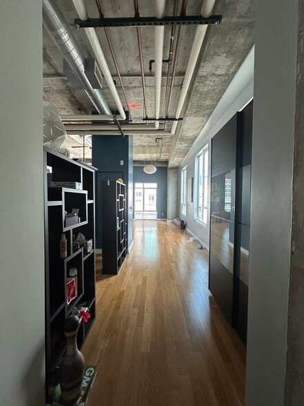 Building Photo - 645 W 9th St