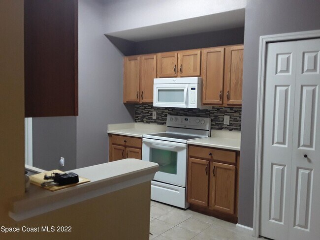 Building Photo - Ground floor corner unit