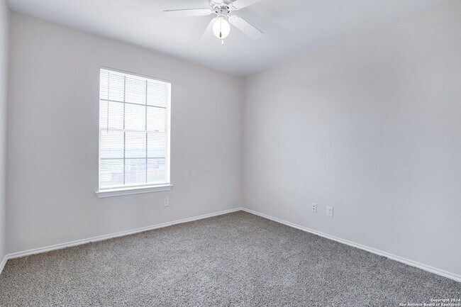 Building Photo - 5815 Golf Bend