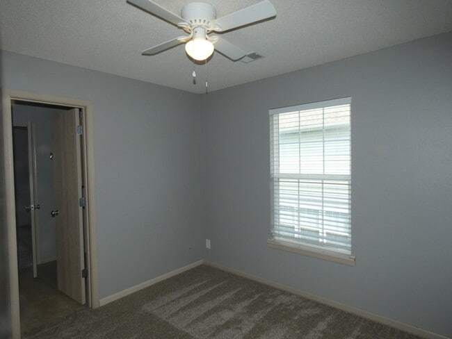 Building Photo - Renewed Townhome-4454 NE 83rd-Northland, K...