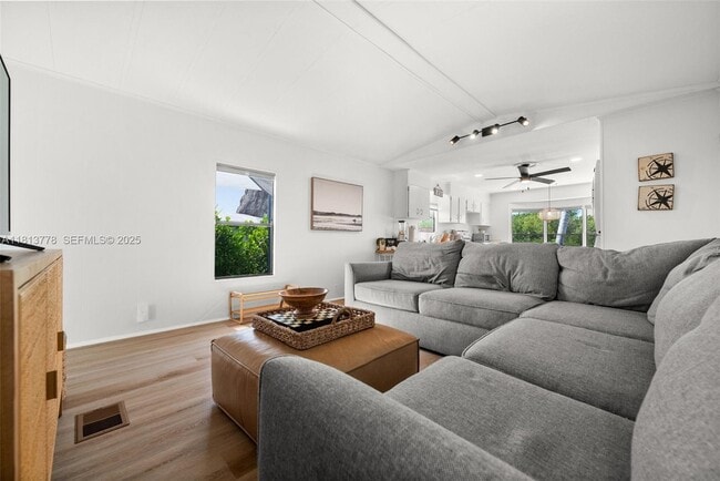 Building Photo - 648 E Palm Ave