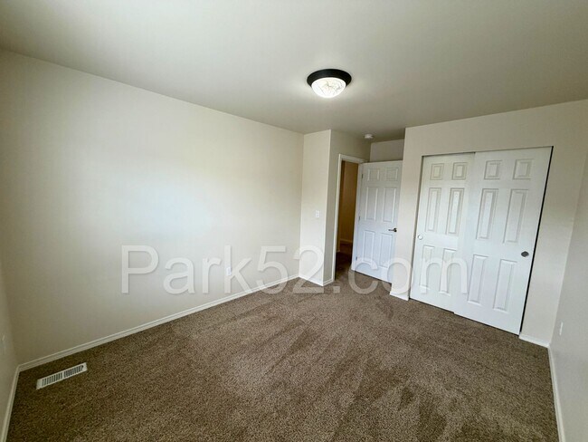 Building Photo - Puyallup 4 Bedroom 2.5 Bath Single Family Home