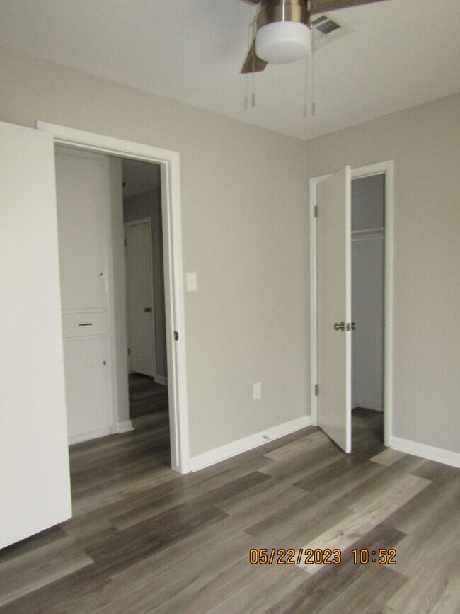Building Photo - Very Nice Remodeled Duplex Home! No Pet Home!