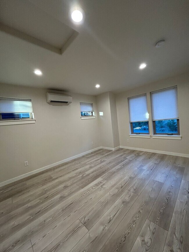 Building Photo - 1079 NW Quincy Ave