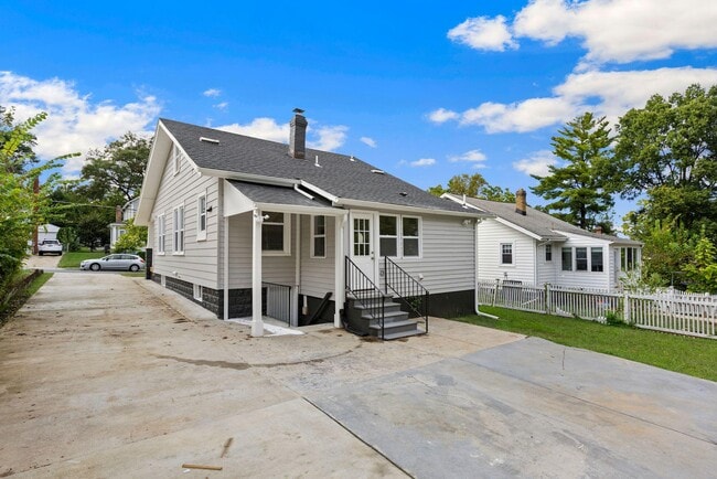 Building Photo - 6011 44th Ave