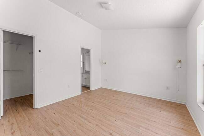 Building Photo - 3 bed with Solar heating Private Pool