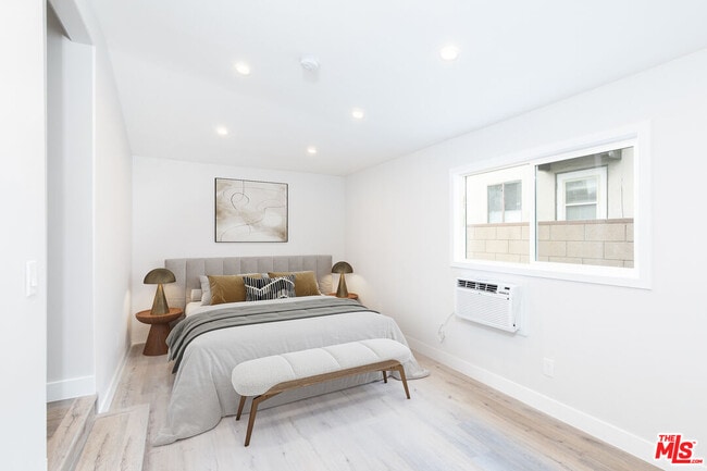 Building Photo - 3872 Bentley Ave