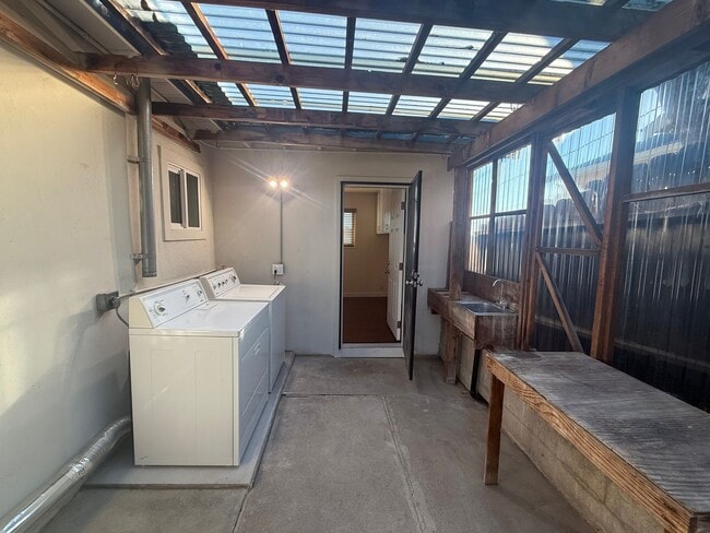 Building Photo - Stunning 2-bedroom, 1.5-bath Modern home i...