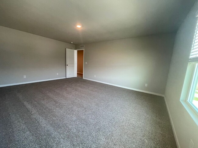 Building Photo - Beautiful 3 bed, 2 bath townhome $2200