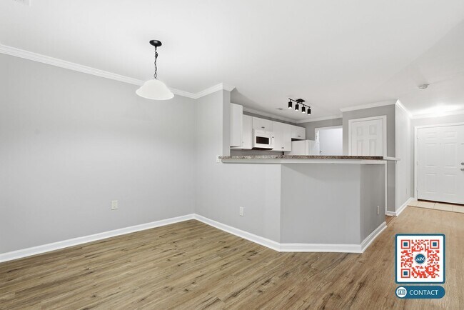 Building Photo - Beautiful Top-Floor Condo in the Heart of Bluffton