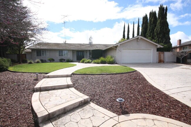 Primary Photo - Nicely Updated 4BR 3BA Single Level Home i...