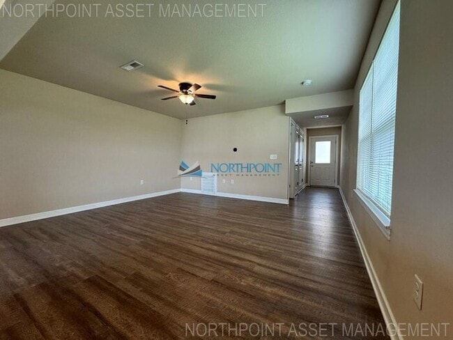 Building Photo - Move-In Ready KC Home | Open Layout, Large...