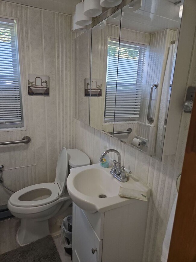 Building Photo - 4-5 Bedroom, 2 Bathroom 2-Story Detached H...