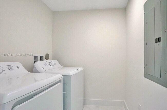 Building Photo - 301 Altara Ave