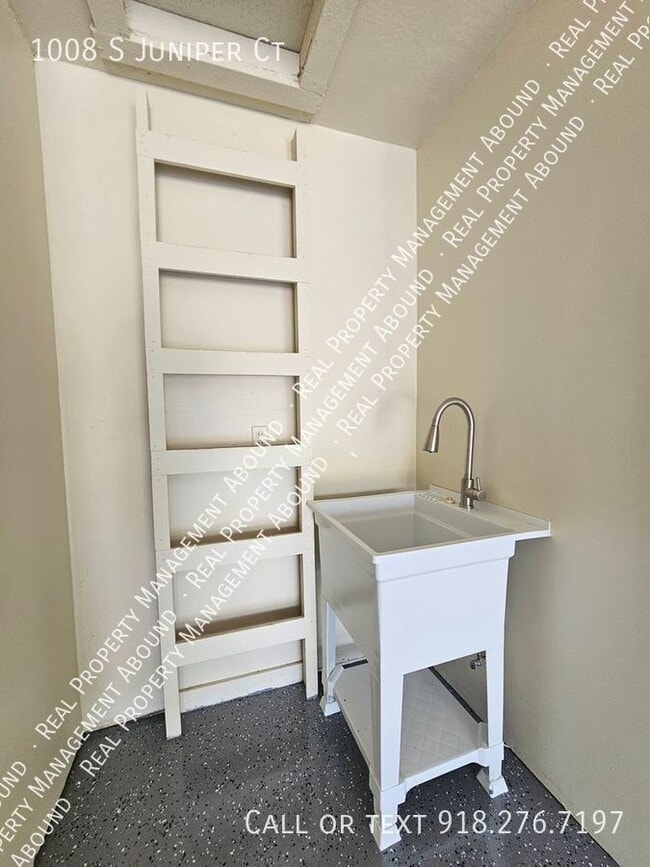 Building Photo - 1008 S Juniper Ct