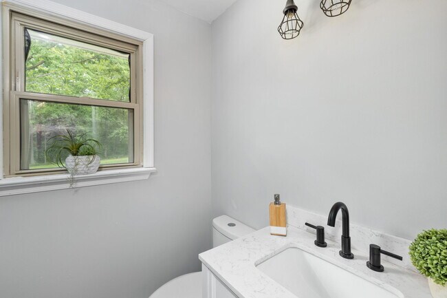 Building Photo - 10511 Lunswood Rd