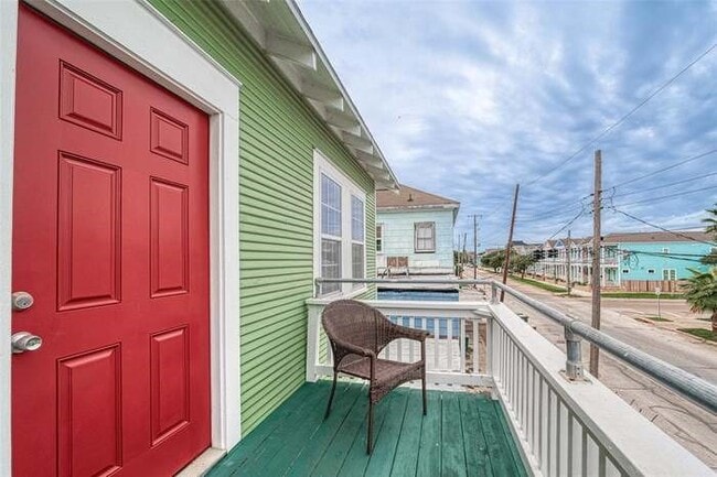 Building Photo - 2225 Bernardo De Galvez Ave