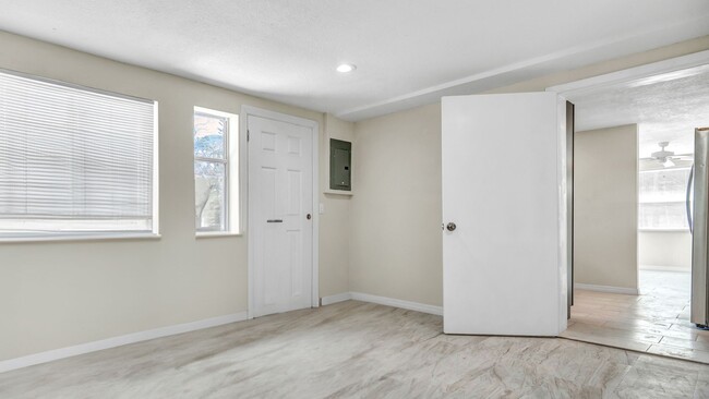 Building Photo - Newly Renovated 3BD/2BTH Apartment. All Ut...