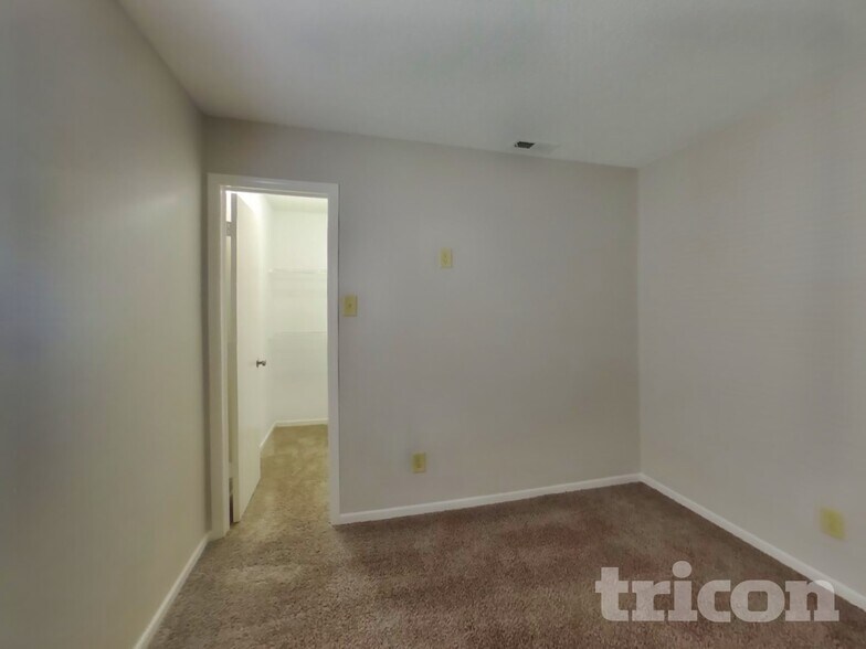 Building Photo - 8643 Hopewell Ct