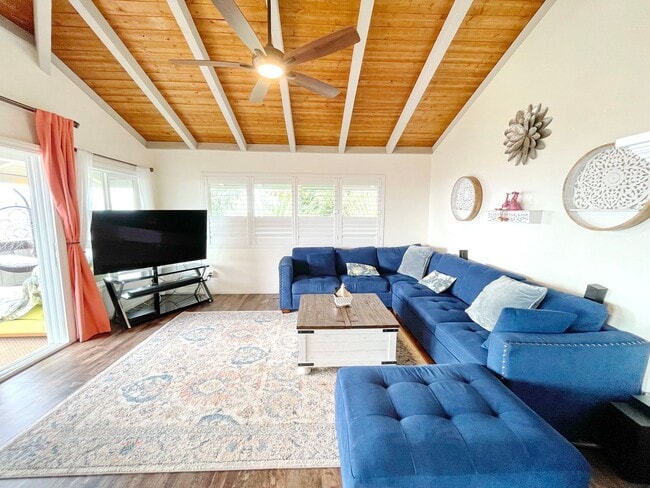 Building Photo - Wailuku Heights Executive Style 3Bed/2Bath Furnished Upstairs Home - Pool w/ cabanas - Most Utili...