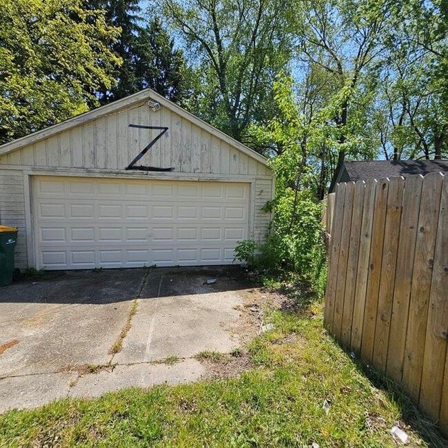Building Photo - Duplex - 2 Bedroom, 2 Full Bathrooms and a...