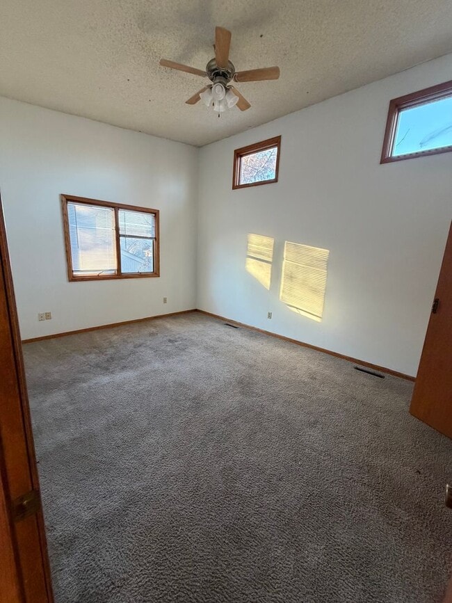 Building Photo - 3 Bed/2 Bath in Iowa City