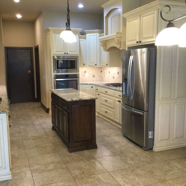 Building Photo - Beautiful Home in Edmond!
