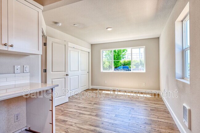 Building Photo - 17071 SW Friendly Ln