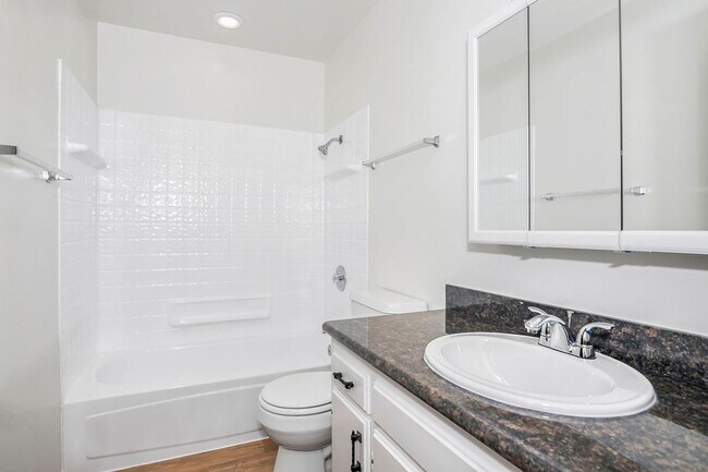 Building Photo - SPACIOUS 2BD/1.5BA APARTMENT IN THE HEART OF PACIFIC BEACH WITH PARKING! BLOCKS TO THE BEACH! ONL...
