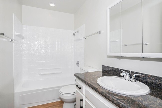 Building Photo - SPACIOUS 2BD/1.5BA TOP FLOOR UNIT IN THE H...