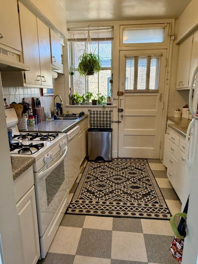 Building Photo - Desirable Ravenswood One Bedroom/One Bathroom ~ Heat Included