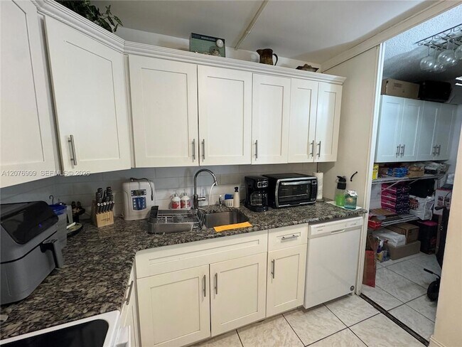Building Photo - 5773 La Pinata Blvd