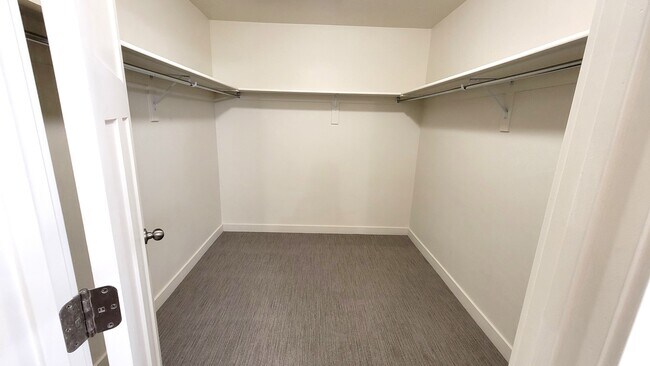 Building Photo - 5655 Island Ridge Dr