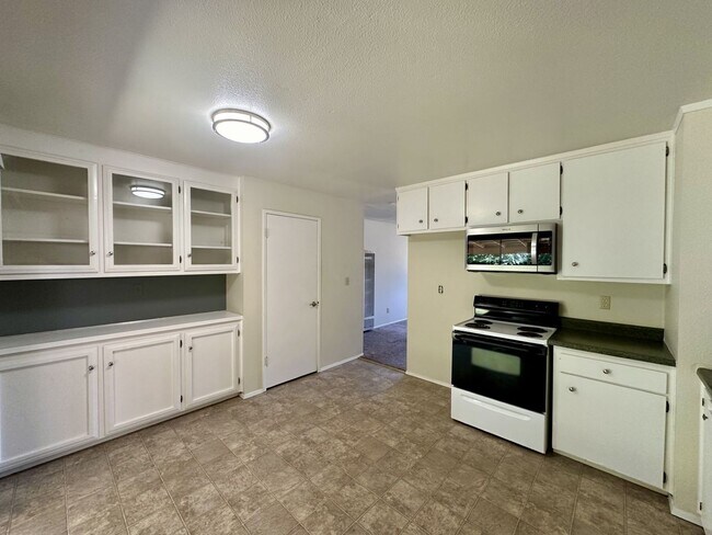 Building Photo - Cute Home w/ large fenced yard!  (Anderson)