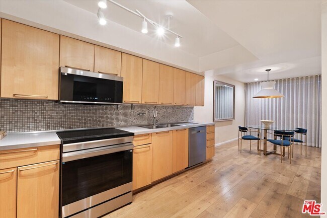 Building Photo - 7270 Hillside Ave