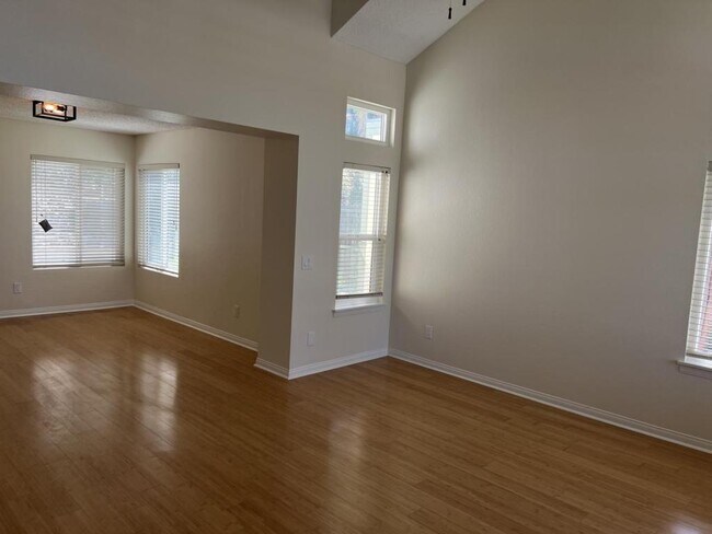 Building Photo - 33367 View Crest Dr