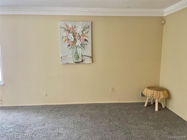 Building Photo - 688 E Fox Hills Dr