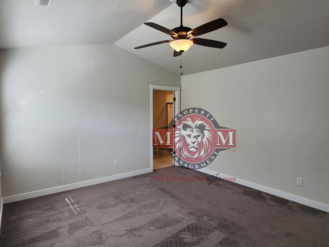 Building Photo - Great 3 Bd 2 Ba Townhome 2 Car Garage